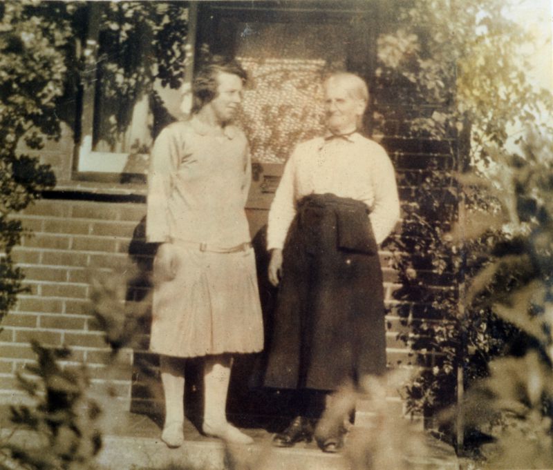 I think this is grandmother Franklin and Maud

The picture is in an envelope of Franklin family notes that has come from Ronald Franklin in NZ. 
Cat1 Families-->Hoy