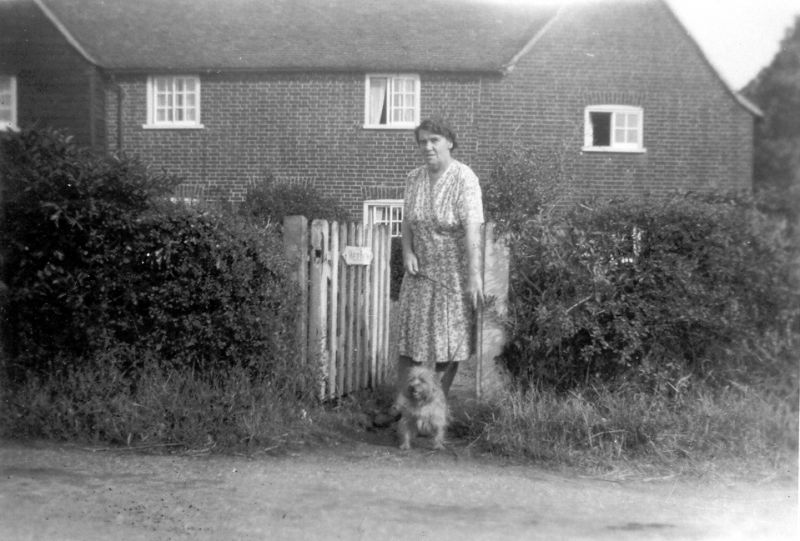  Maud Marriage & Frank's dog, Weir Farm. The 1921 Ordnance Survey map names this as Wier Farm. 
Cat1 People-->Other Cat2 Mersea-->East Cat3 Families-->Lord / Marriage