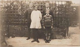  Smith family children.

Back Clem, George Saunders Smith

Front Connie, Francis ??? 
Cat1 Families-->Other