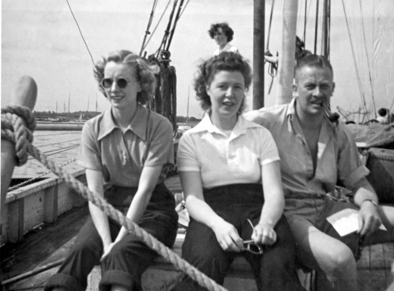 Click to Slide Show


 Regatta watersports 1949 Pat Brunt (married Edgar Heard jnr), Joan Clarke, Stan Clarke. 
Cat1 People-->Other Cat2 Mersea-->Regatta-->Pictures