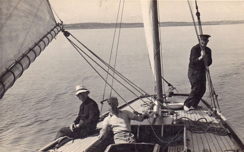  Yawl SUNSHINE. Ernest Appleton standing. 
Cat1 Yachts and yachting-->Sail-->Larger Cat2 Tollesbury-->People