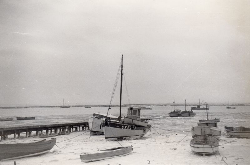  Causeway at West Mersea Hard in 1963 winter. CK62 EVELYN, belonging to Hec. Stoker 
Cat1 Mersea-->Old City & the Hard