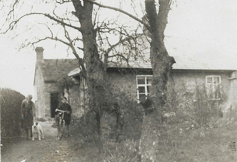  Rectory Cottages, Great Wigborough. Agnes Clarke in the photo ? Probably posted 1932, addressed to Mrs A.W. Clark, Blackheath, Colchester. 
Cat1 Places-->Wigborough