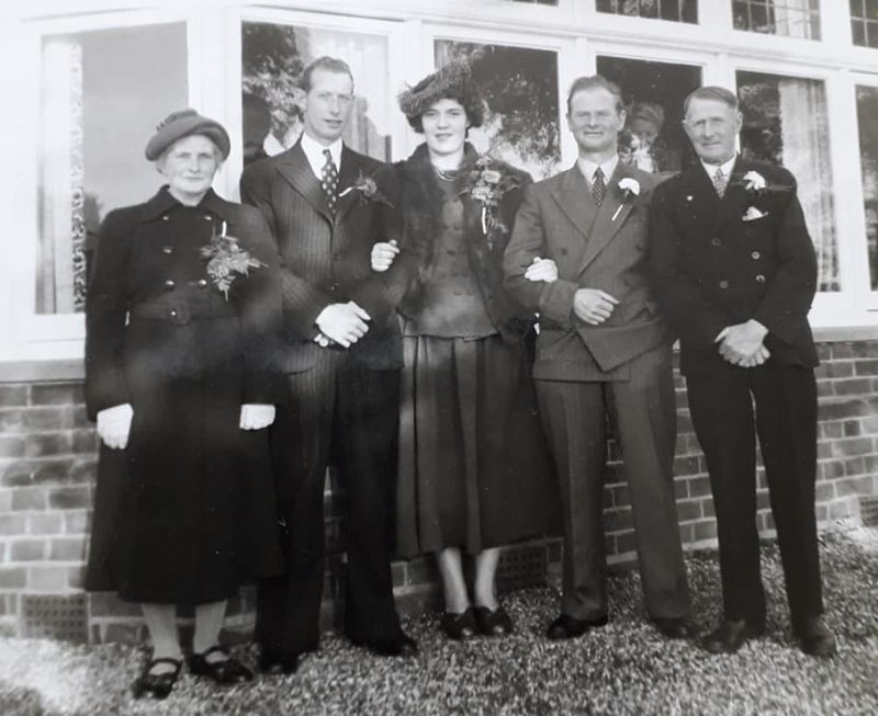  Wedding of Syd and May Milgate - outside the Victory. 

L-R 1. Hilda Milgate, 2. Syd Milgate, 3. May Milgate, 4. George Milgate, 5. Johnnie Milgate 
Cat1 Families-->Other