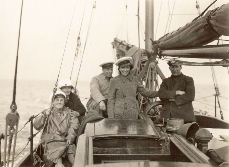  On Frank Hutton's SEA BEAR.

L-R 1., 2., 3. Stanley French, 4., 5. Hartley Brown


Photograph from Dorothy Brown Collection 
Cat1 Families-->French Cat2 Yachts and yachting-->Sail-->Larger Cat3 Families-->Stoker / Brown