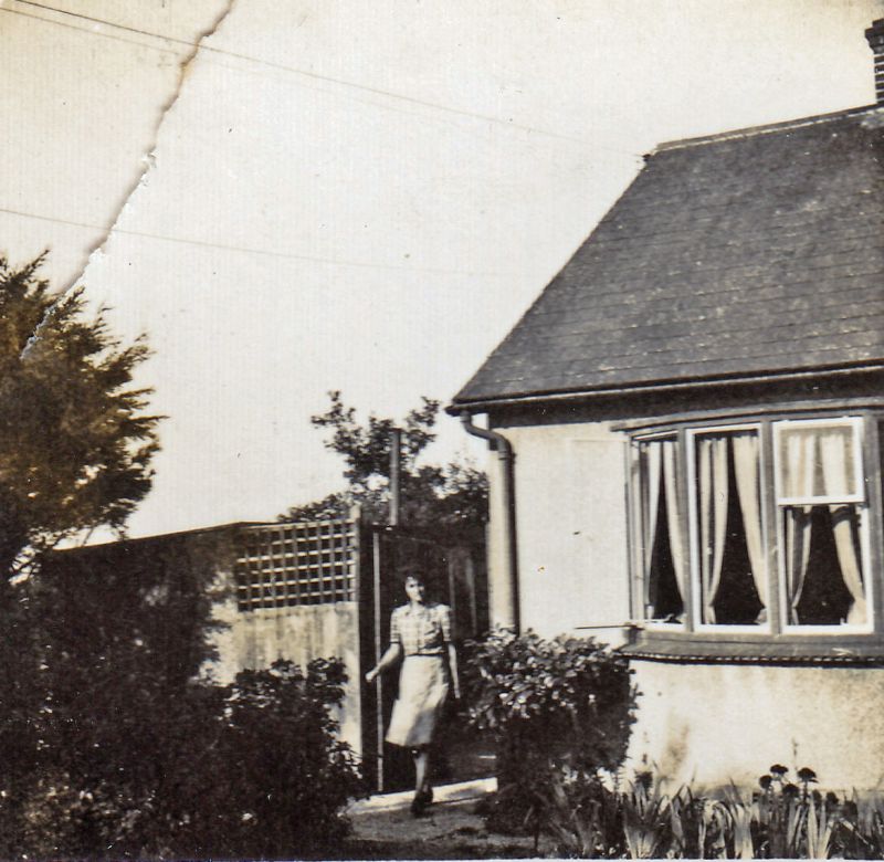  Eva Hewett at Elmsfield, Layer Breton. Eva was born Eva Taylor 1905, married James Robert Hewett 31 July 1927, and died 1964. 
Cat1 Places-->Layer Breton