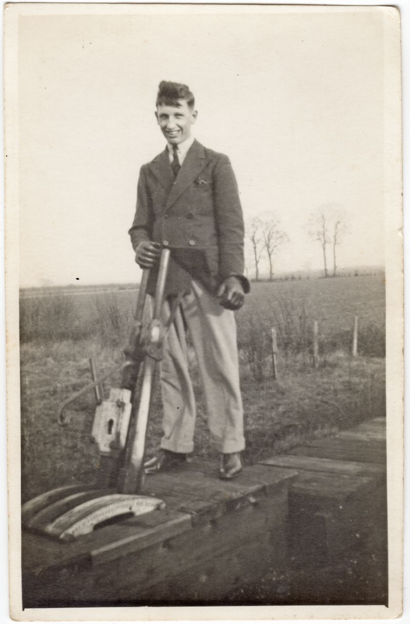  Edgar Reynolds working on the railway ? 
Photograph donated by Pat Milgate 
Cat1 Places-->Peldon-->People