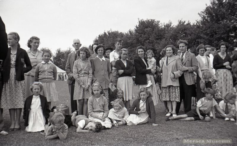  Topsey Whiting - baby held by her mother. Dennis Diprose brother to the right of them [HH/MB].

Fourth standing is Daphne Mayhew and her mother [MB].

Legion Fete on the field behind the British Legion, West Mersea. 
Cat1 Mersea-->Events