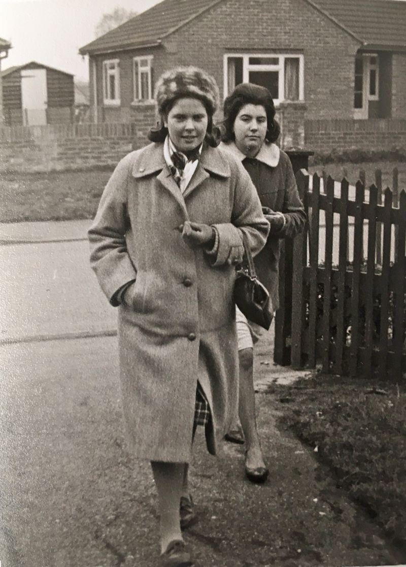  Elizabeth Hearsum and Geraldine Mole. Guests arriving for the Wedding of Miriam Bacon and John Goody at the Assembly Hall, West Mersea. 
Cat1 Families-->Mole