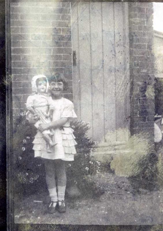  Betty Hewes aged 6 ¾ , taken by Miss Whybrow. Doll is 'longlegs'. 
Cat1 Families-->Hewes Cat2 People-->Other