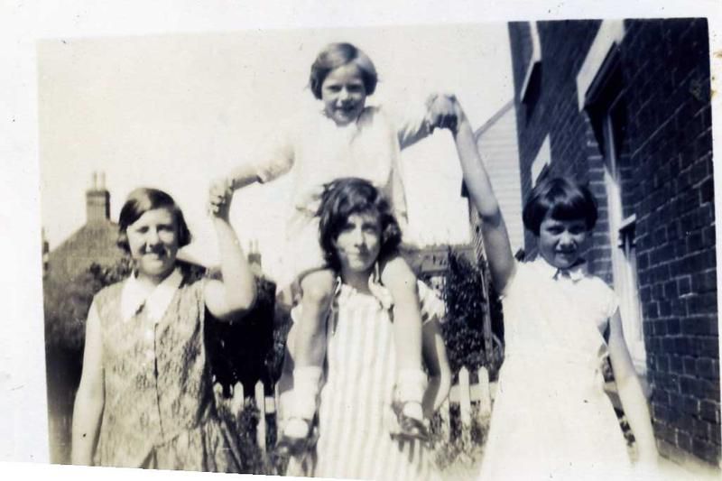  l-r Betty Hewes, Toddler, Lorna & Margaret. 
Cat1 Families-->Hewes Cat2 People-->Other