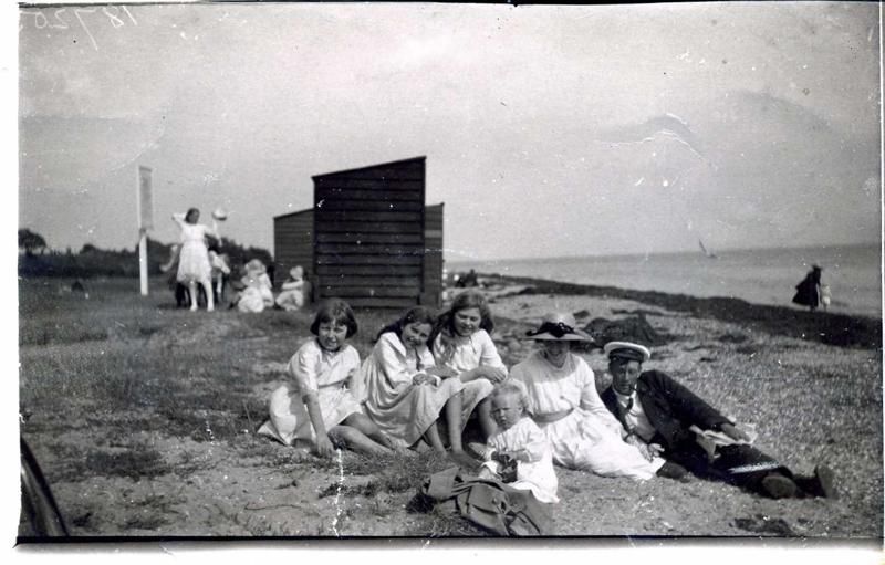  Alice, Chum Hewes, Betty, in forefront. Beach. 
Cat1 Families-->Hewes Cat2 People-->Other