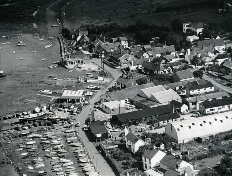  Jack Botham aerial photograph 9129A. The Hard, Wyatt's slipway, Gowens, Dabchicks, Old Victory, Coast Road. 
Cat1 Aerial Views-->Mersea Cat2 Mersea-->Old City & the Hard