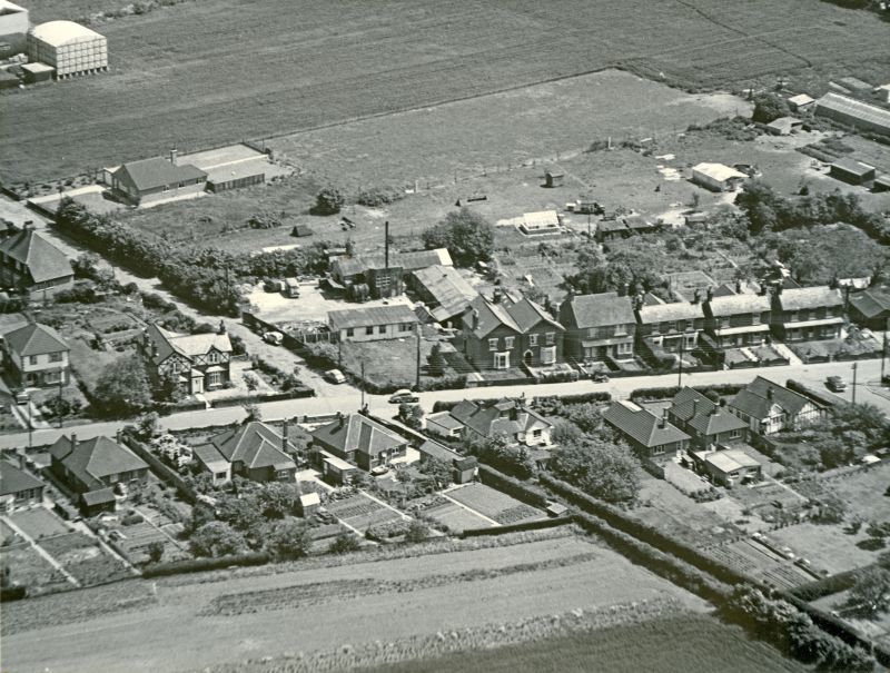 10085. ID JBA_560 Jack Botham aerial photograph 3309. High Street North with Upland Road going off towards upper left. Sam Webb's bungalow on Upland Road and his field behind it ...
Cat1 Aerial Views-->Mersea