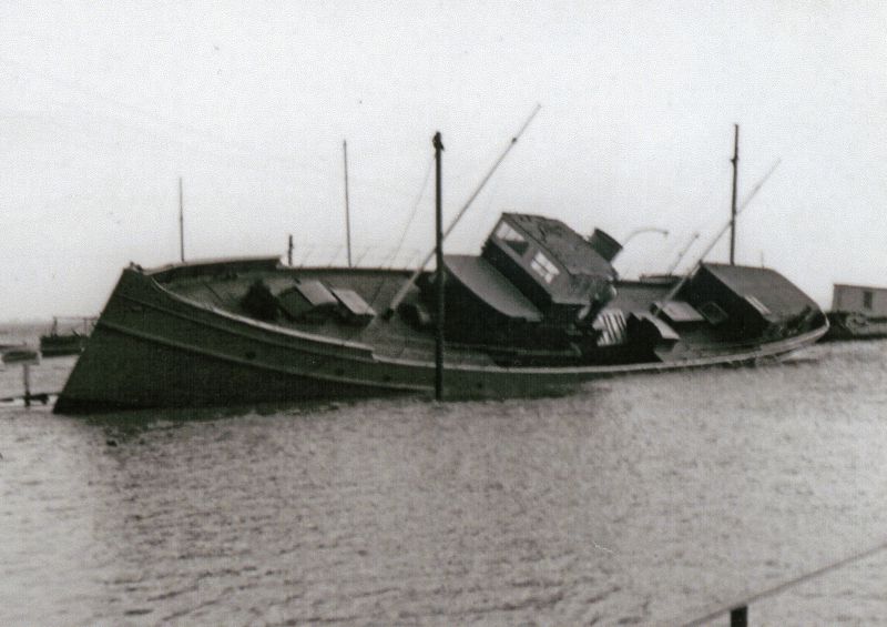  Houseboat SEAHORSE after the 1953 Floods. 
Cat1 Disasters and Mishaps-->on Land Cat2 Mersea-->Coast Road Cat3 Mersea-->Events Cat4 Mersea-->Houseboats