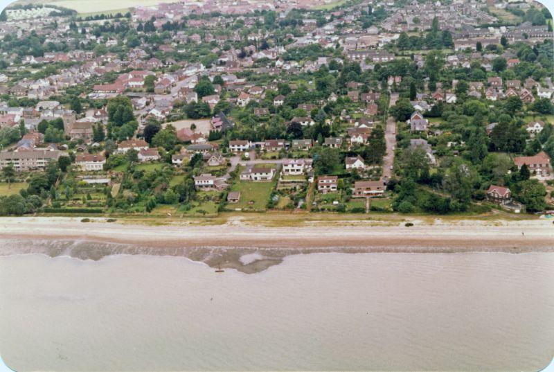  New Orleans on the left, Beach Road towards the right. 
Cat1 Aerial Views-->Mersea Cat2 Mersea-->Beach