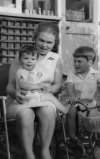 36. ID MBO_005 Mrs Edgy Bond with grandsons Michael Bond on her knee and his brother Nigel on the right.
Cat1 Places-->Layer Breton