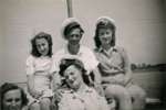 135. ID AN08_035 All the nice girls love a sailor
Back 1., 2., 3. Joan Pullen
Front 1., 2. Paula Wormell
Cat1 Families-->Pullen