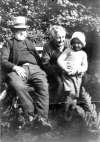 121. ID LTL_107 Samuel and Emma Dixon with grandson Claude Mole
Cat1 Families-->Mole