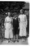 228. ID HAY_HEB_046 Betty Hewes, X, Joan Boon. Joan Boon was Joan Wright before she married Alfie Boon. [RG]
Cat1 Families-->Hewes Cat2 People-->Other
